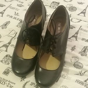 Black Nine West lace up oxford heels.